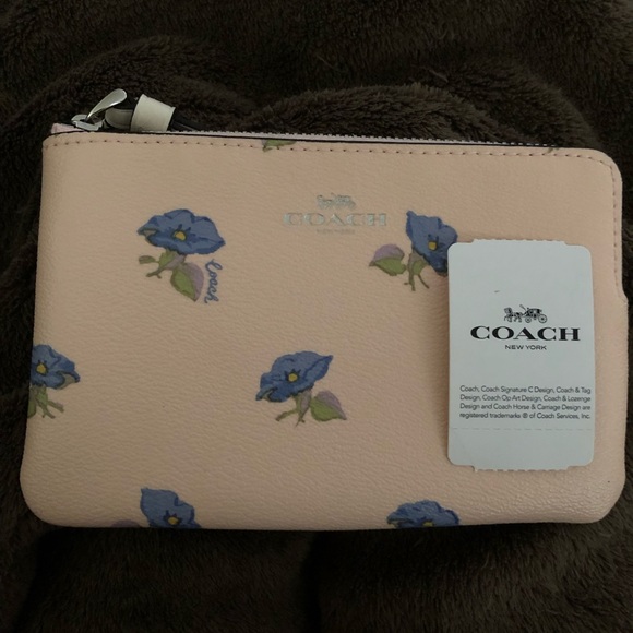 SALE!!! NWT Coach EXTREMELY RARE bell flower wristlet!! PRICE FIRM- HOST PICK - Picture 3 of 3